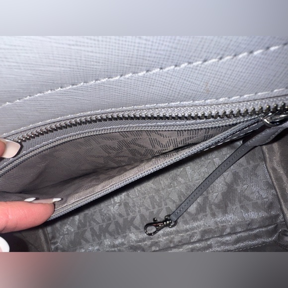 Authentic Michael Kors medium size hand held bag - Picture 8 of 11